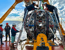 Los científicos no pueden detectar neutrinos por sí solos sino que miden lo que sucede cuando las partículas chocan con otros fragmentos de materia. AP / Paschal Coyle, KM3NeT