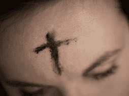 El Miércoles de Ceniza es una de las tradiciones más significativas dentro del cristianismo, y el uso de ceniza proveniente de las palmas del Domingo de Ramos refuerza la conexión entre el inicio de la Cuaresma y la celebración de la Pascua. UNSPLASH/Ahna Ziegler