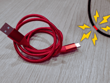 En casos más graves, si el cable se dobla repetidamente y se daña, los cables internos pueden hacer contacto entre sí o con otras partes metálicas, lo que podría generar un corto circuito. EL INFORMADOR / O. Álvarez