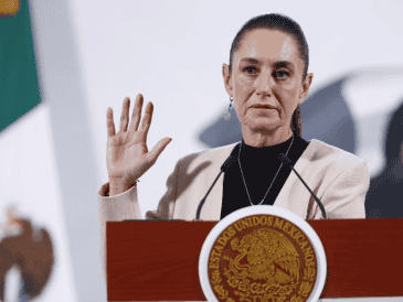 Claudia Sheinbaum anunció en conferencia de prensa, que se reunirá con familiares de los normalistas de Ayotzinapa. EFE / M. Guzmán