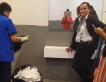 En el video se logra ver a la empleada buscando el anillo de una clienta entre la basura de un sanitario. CORTESÍA