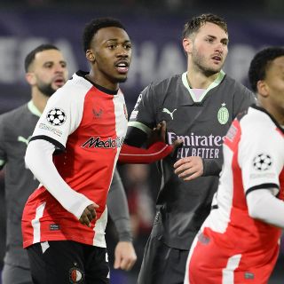 Santi Giménez y Milan salen heridos ante el Feyenoord