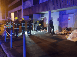 El bar, ubicado en una plataforma accesible por escaleras, es un establecimiento asociativo dentro de la Villa Olímpica, una zona de la ciudad de Isère considerada sensible, según 