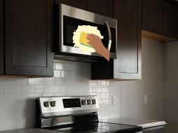 Es posible mantener el microondas limpio sin esfuerzo y prolongar su vida útil. UNSPLASH / M. JUNGLING