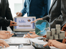 Economistas y varios expertos internacionales abogaron por una mayor imposición de tasas a las multinacionales y una mayor redistribución de riqueza en el mundo. CANVA/ ESPECIAL