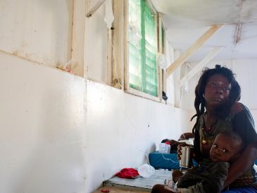 Bandas armadas han encendido a uno de los principales hospital de Puerto Príncipe en Haití. AP Photo/D.N. Chery.