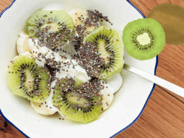 Para maximizar sus beneficios, se recomienda consumir un kiwi fresco en ayunas, ya sea solo o combinado con otros ingredientes saludables. ESPECIAL