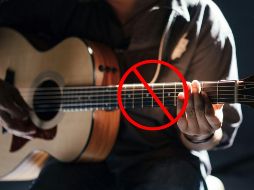 Si estás en ese punto de querer dedicar una canción, aquí te compartimos algunas que NO debes dedicar debido a su letra o contexto. UNSPLASH / G. GURROLA