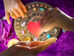 La IA, al cruzar datos y analizar tendencias astrológicas, ofrece un enfoque moderno y basado en grandes volúmenes de información para explorar la compatibilidad amorosa. ESPECIAL / CANVA