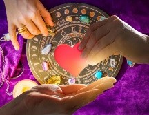 La IA, al cruzar datos y analizar tendencias astrológicas, ofrece un enfoque moderno y basado en grandes volúmenes de información para explorar la compatibilidad amorosa. ESPECIAL / CANVA