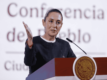 Claudia Sheinbaum expuso que México ampliaría la demanda que presentó contra la industria armamentista de EU si se concreta la designación. EFE / M. Guzmán