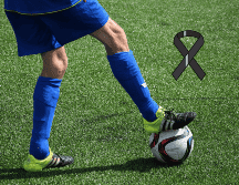 El jugador cayó en coma dentro del campo de juego, los cuerpos médicos de ambos equipos ingresaron a asistirlo. ESPECIAL