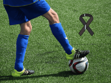 El jugador cayó en coma dentro del campo de juego, los cuerpos médicos de ambos equipos ingresaron a asistirlo. ESPECIAL