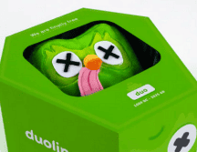 La plataforma sorprendió al lanzar artículos coleccionables sobre la muerte de su mascota. ESPECIAL/duolingo store