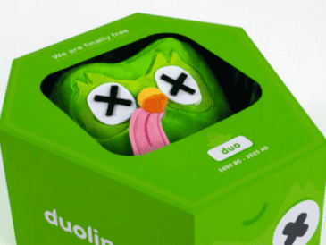 La plataforma sorprendió al lanzar artículos coleccionables sobre la muerte de su mascota. ESPECIAL/duolingo store