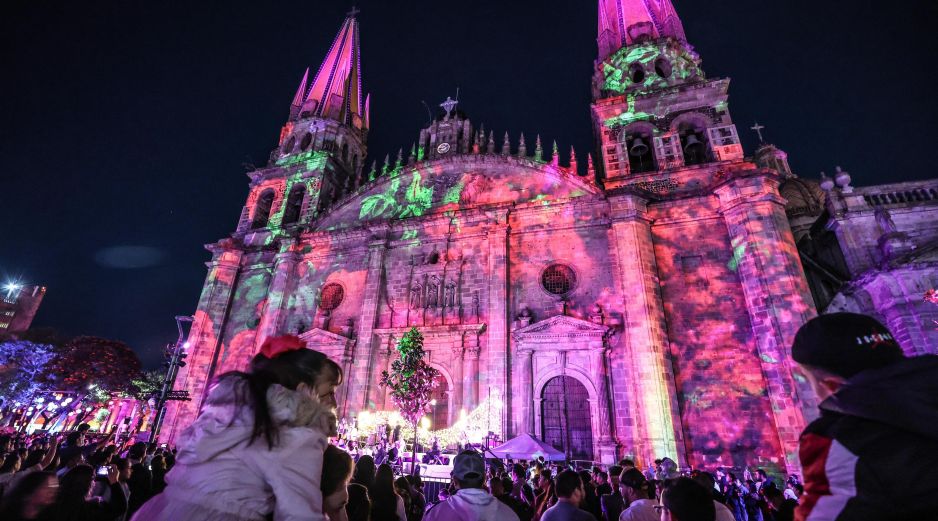 A lo largo de dos kilómetros divididos en zonas, habrá eventos y presentaciones artísticas, conciertos al aire libre, espectáculos de luces, videomapping en el Hospicio Cabañas y la Catedral Metropolitana, así como elementos decorativos iluminados. EL INFORMADOR / ARCHIVO