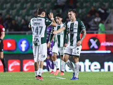 Tahiel Jiménez y Bruno Barticciotto celebran el gol que les dio el empate. IMAGO7/J. Cubeyro