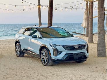 Optiq. Su diseño ofrece ópticas delanteras verticales, que se unen con luminarias horizontales y se extienden por la parrilla. ESPECIAL