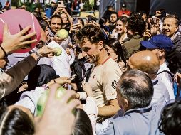 El tenista noruego Casper Ruud está en tierras tapatías y una multitud de fanáticos se acerca a él para tratar de obtener su autógrafo, en el marco del Ultimate Tennis Showdown, que concluye este domingo. EL INFORMADOR/ A. Navarro