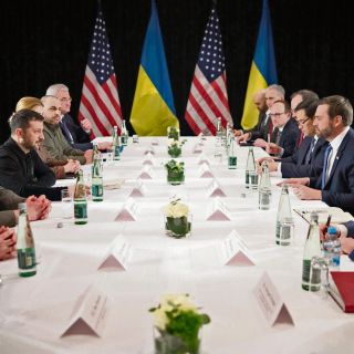 Estamos dispuestos a buscar la paz lo antes posible: Zelenski tras reunión con Vance