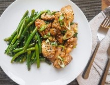 La recomendación es, entonces, es evitar las cenas muy tarde, pues no solo se mejora la digestión, sino que también promueve una mejor higiene del sueño. ESPECIAL / CANVA