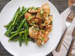 La recomendación es, entonces, es evitar las cenas muy tarde, pues no solo se mejora la digestión, sino que también promueve una mejor higiene del sueño. ESPECIAL / CANVA