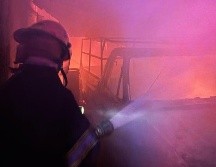 Personal del servicio médico forense acudió al sitio para levantar el cuerpo de la mujer e investigar las causas del incendio. ESPECIAL