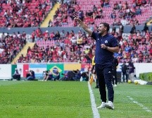El auxiliar técnico de Puebla enfatizó su molestia con el arbitraje, asegurando que el gol del Atlas llegó después del tiempo añadido. IMAGO7.