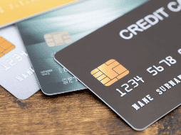 Las deudas de tarjetas de crédito no se eliminan por el simple paso del tiempo, pero existen plazos de prescripción que pueden dificultar su cobro legalmente.  CANVA