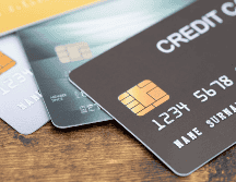Las deudas de tarjetas de crédito no se eliminan por el simple paso del tiempo, pero existen plazos de prescripción que pueden dificultar su cobro legalmente.  CANVA