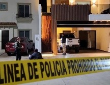 Hombres armados que atacaron a balazos una residencia de dos pisos, a la que le dañaron la fachada, puertas y ventanas. SUN / ESPECIAL