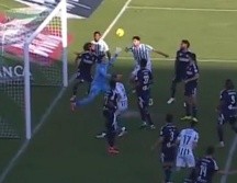 “Paco Memo” quien portó el gafete de capitán en el partido saltó a la cancha con una gorra para evitar que el sol le impidiera ver el balón, esto después de los errores que cometió en fechas anteriores debido a los rayos del sol. ESPECIAL