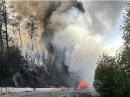 Una pipa de gas se incendió en la autopista México-Puebla. CORTESÍA