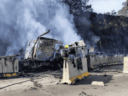 Varios árboles y hierba que están en esa área también se quemaron por el fuego que provocó la explosión de la pipa. ESPECIAL