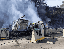 Varios árboles y hierba que están en esa área también se quemaron por el fuego que provocó la explosión de la pipa. ESPECIAL