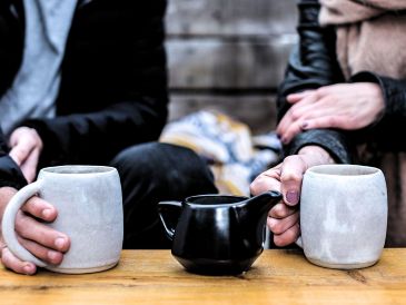 A lo largo de la historia, el té ha sido utilizado con diversos propósitos, desde aliviar malestares del cuerpo, hasta favorecer la relajación y proporcionar energía. ESPECIAL / CANVA