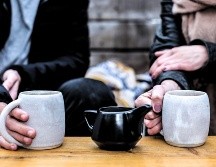 A lo largo de la historia, el té ha sido utilizado con diversos propósitos, desde aliviar malestares del cuerpo, hasta favorecer la relajación y proporcionar energía. ESPECIAL / CANVA