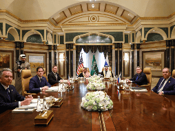 El secretario de Estado de EU, Marco Rubio (segundo, izquierda), en reunión para dialogar sobre el fin de la guerra en Ucrania. AP / E. Hockstein