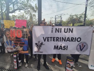 Entregaron un pliego petitorio para exigir a los diputados locales que se legisle en contra de los ataques que reciben los veterinarios en redes sociales. EL INFORMADOR / O. GONZÁLEZ