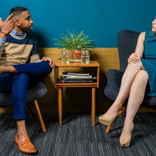 Este es el significado de que una persona te interrumpa al hablar, según la psicología