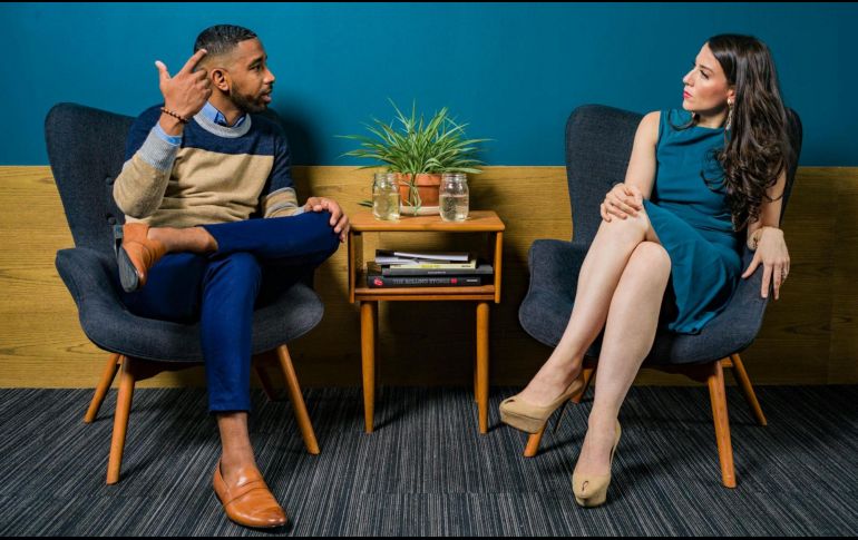 Algunas de las personas que interrumpen a otras durante una conversación lo hacen por el deseo que tienen de participar activamente en ella.  ESPECIAL/Imagen de Jopwell en Pexels