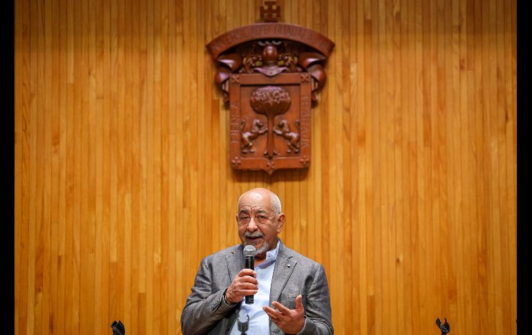 Padura agradeció su invitación a la Universidad de Guadalajara, explicando que nuestra ciudad, quizá, es con la que tiene más relación en México, debido a su profunda cercanía con la Feria Internacional del Libro. EL INFORMADOR / H. Figueroa