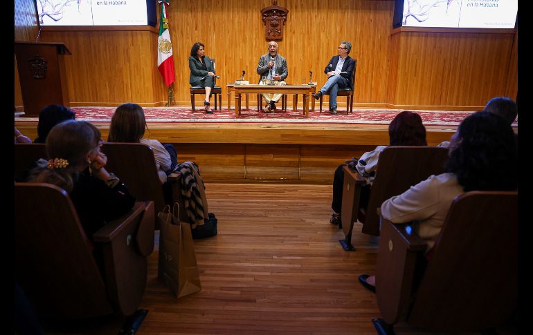 El evento contó con la presencia de Diego Petersen y Patricia Córdova, quienes acompañaron al maestro cubano durante la conversación. EL INFORMADOR / H. Figueroa
