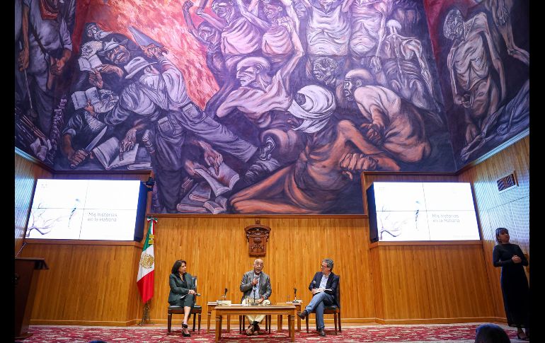 El evento contó con la presencia de Diego Petersen y Patricia Córdova, quienes acompañaron al maestro cubano durante la conversación. EL INFORMADOR / H. Figueroa