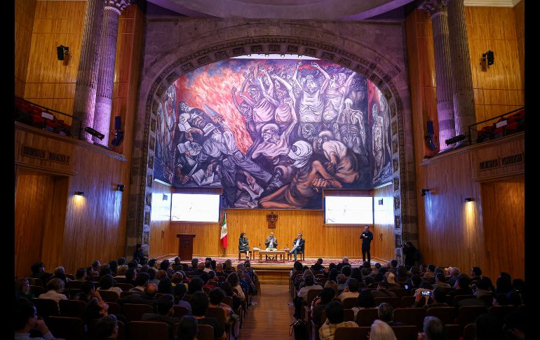 El evento contó con la presencia de Diego Petersen y Patricia Córdova, quienes acompañaron al maestro cubano durante la conversación. EL INFORMADOR / H. Figueroa