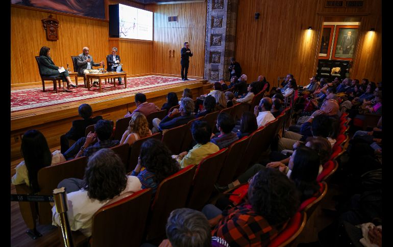 El evento contó con la presencia de Diego Petersen y Patricia Córdova, quienes acompañaron al maestro cubano durante la conversación. EL INFORMADOR / H. Figueroa