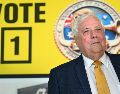 Clive Palmer llamó a los ciudadanos a votar para hacer "a Australia grande otra vez", versionando unas de las frases más conocidas de Trump. EFE/L. COCH