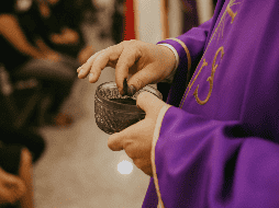 Más allá de su significado físico, la ceniza representa la transitoriedad de la vida y el llamado a la reflexión. En la antigüedad, los cristianos que deseaban manifestar su penitencia se cubrían de ceniza como símbolo de humildad.  UNSPLASH/Thays Orrico