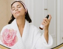 El agua de rosas tiene múltiples beneficios para la piel y el cabello. UNSPLASH / KALOS SKINCARE