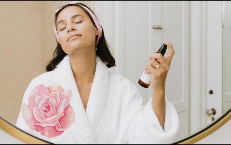 El agua de rosas tiene múltiples beneficios para la piel y el cabello. UNSPLASH / KALOS SKINCARE